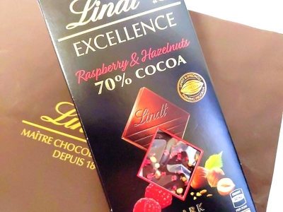 甘酸っぱくて香ばしい！華やかな大人のチョコレート。リンツ「EXCELLENCE（エクセレンス）ラズベリー＆ヘーゼルナッツ 70%カカオ」｜レポハピ グルメ ニュース 