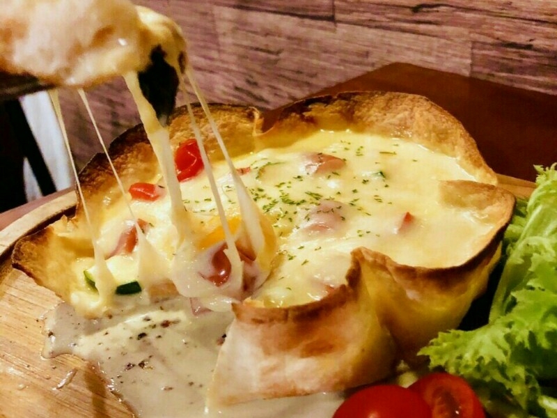 H2 Wine Dish 話題の パネチキン にチーズが溢れるシカゴピザ
