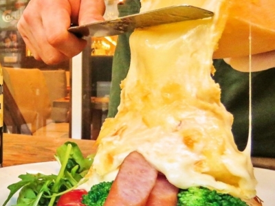 【長崎　昭和町通り　イタリアンバル chinoチーノ】とろ～り濃厚なラクレットチーズのパフォーマンスは迫力満点！ おしゃれバルで味わう絶品イタリアン