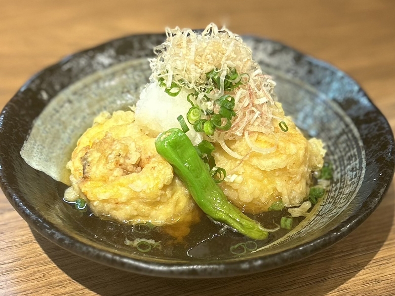 お酒と相性抜群！薬味での味変も楽しい創作和食「鰻巻きたまごの揚げ出し」昼はリーズナブルな定食を、夜は四季折々の食材を使った一品料理を堪能できる和食居酒屋（東京都 千代田区　町和食ウオゼン 岩本町）｜町和食ウオゼン　岩本町