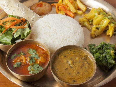ネパールの代表食！豆スープ、野菜、漬物、ご飯をひとつのプレートで味わえる「ネパールセット」ネパールの国民食とインドカレーのお店（東京都 荒川区　ソルティカージャガル尾久店）｜ソルティカージャガル尾久店