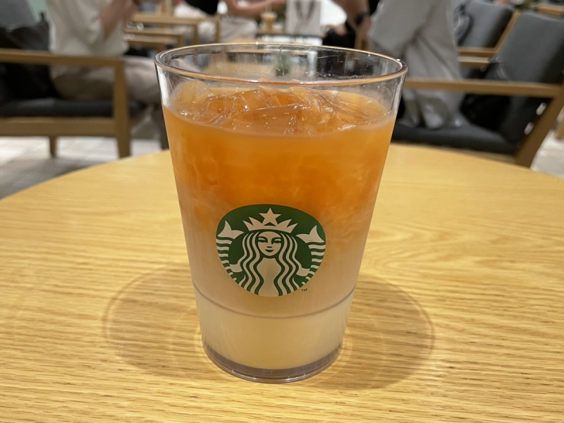 スタバの人気メニューが復活！「ほうじ茶 ＆ クラシックティー ラテ」実食レポ！ほうじ茶とホワイトチョコレートは相性抜群◎｜レポハピ グルメ ニュース 