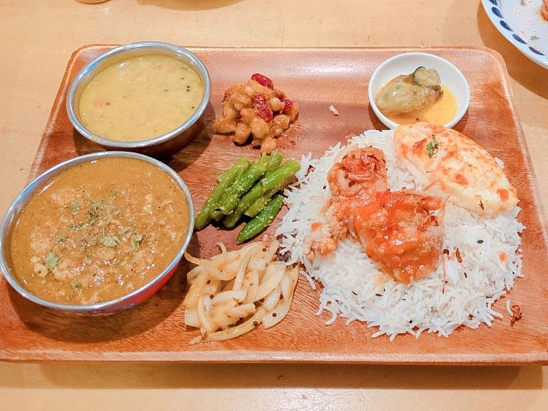 お店で挽いた肉肉しい挽肉とホロホロの鶏肉がゴロゴロ！スパイスの香りがたまらない「カルダモンチキンキーマ」副菜とインド米が付くお得なセットがおすすめのオリジナルスパイスカレー専門店（大阪府 豊中市　スパイス食堂 ナムナム）｜スパイス食堂 ナムナム