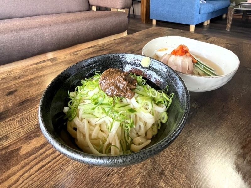 本場盛岡から取り寄せた“盛岡三大麺”「じゃじゃ麺」と「盛岡冷麺」こだわりのスイーツも人気！ 愛犬も一緒に楽しめるリノベーションカフェ（滋賀県 守山市　古民家カフェじゃじゃ）｜古民家カフェじゃじゃ