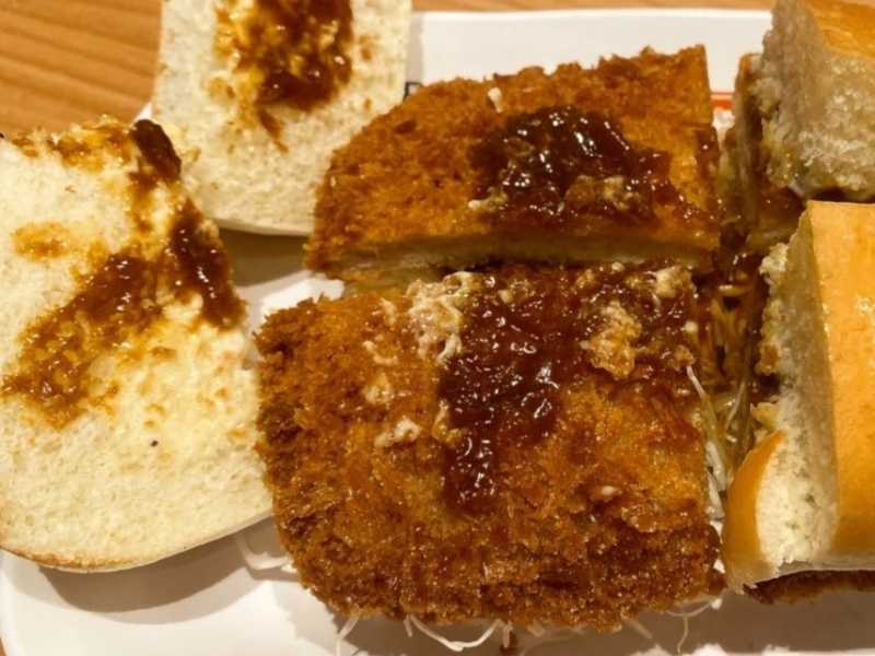 レポハピ グルメニュース ずっしりスパイシーな衝撃! コメダの「カツカリーパン」はやっぱりボリューム満点だった|レポハピ グルメニュース -003