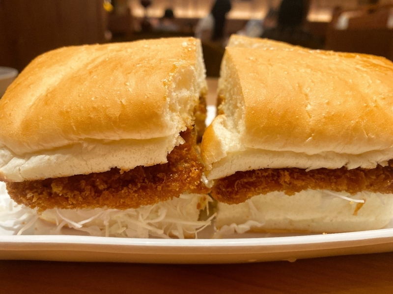 レポハピ グルメニュース ずっしりスパイシーな衝撃! コメダの「カツカリーパン」はやっぱりボリューム満点だった|レポハピ グルメニュース -006