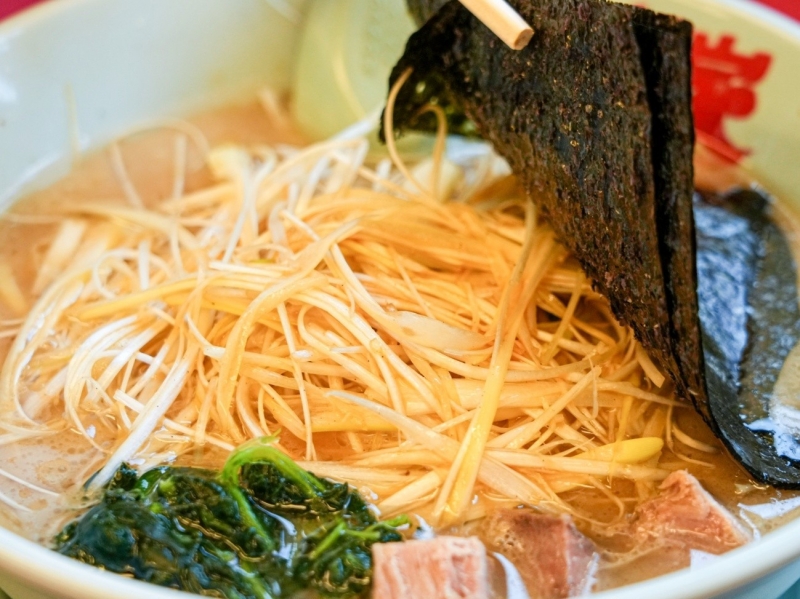 レポハピ グルメニュース 白髪ネギ山盛り! ラーメン山岡家「醤油ネギラーメン」は濃厚豚骨スープが魅力の一杯|レポハピ グルメニュース -002